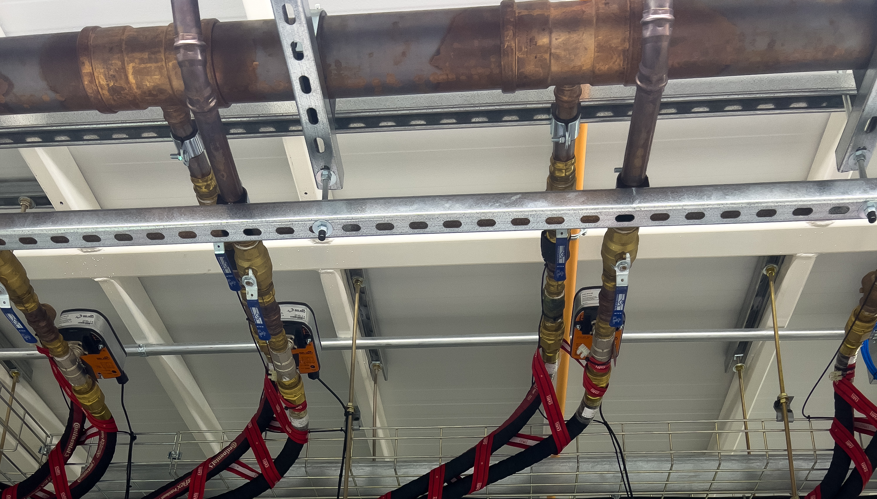 Water-cooled AI/HPC infrastructure installation detail